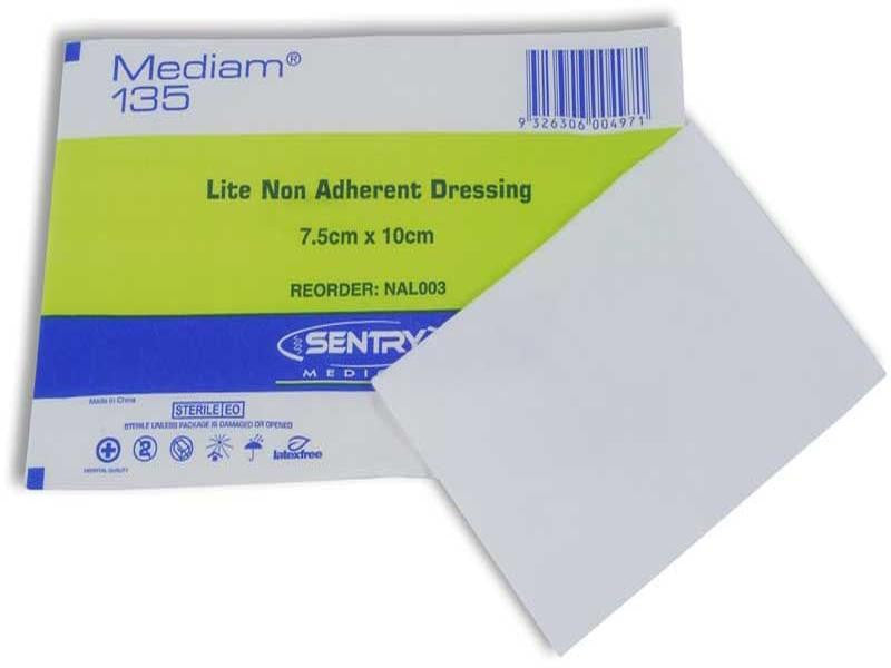 Mediam 135 Lite Non Adherent Dressing, Pack of 100 (7.5cm x 5cm / 7.5cm x 10cm)