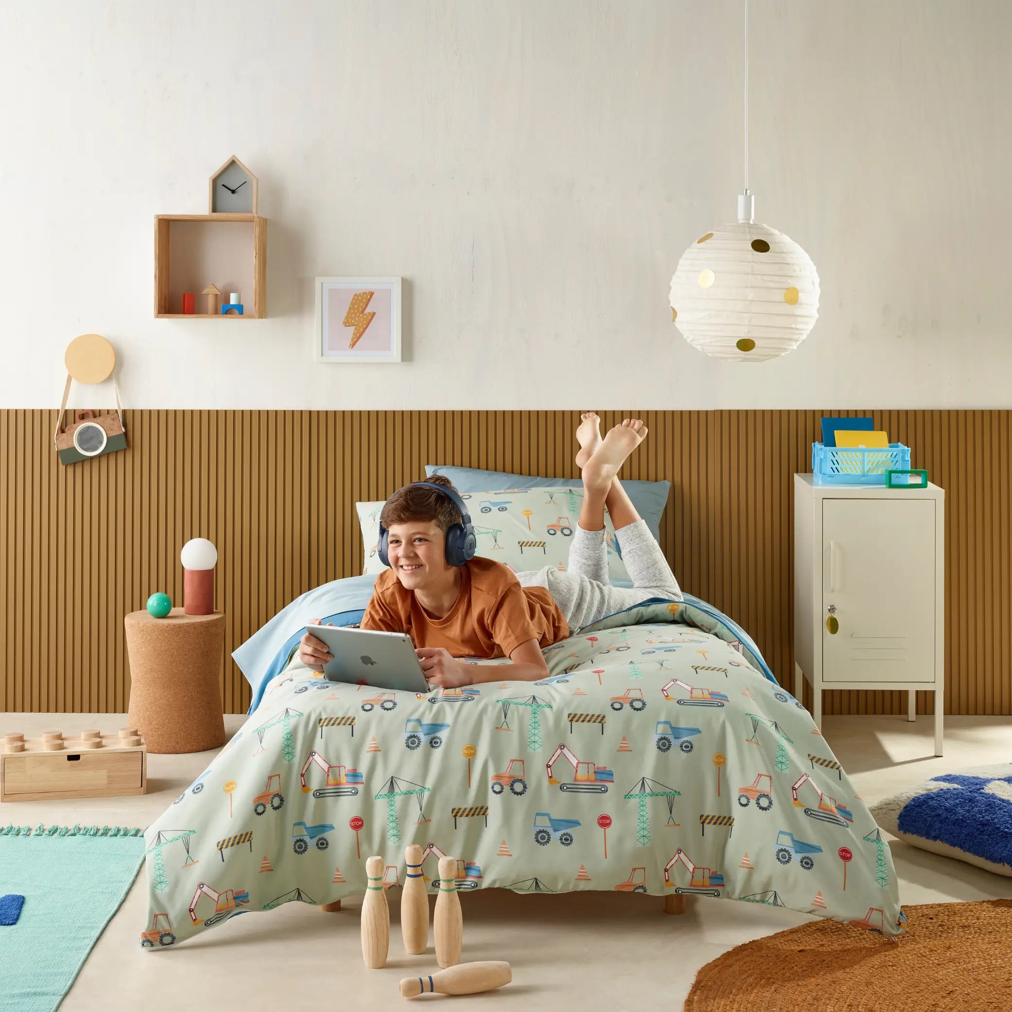 Kids' waterproof quilt cover with a fun construction-themed design, featuring colourful trucks, cranes, and road signs. Made from breathable, moisture-resistant fabric, this durable bedding set provides incontinence protection while ensuring a comfortable night's sleep. Ideal for children who need extra bed protection, this machine-washable and hypoallergenic cover combines practicality with playful style for a vibrant bedroom look.